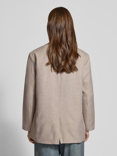 Frauenmodel trägt Relaxed Fit Longblazer mit 1-Knopf-Verschluss Modell 'LINDA' von ONLY in Melange-Optik, ganzkörperansicht Rückansicht.