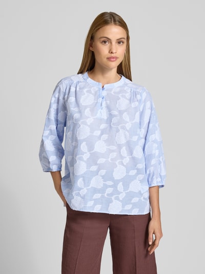 Modelka kobieca nosi Regular Fit Bluse mit 3/4-Arm od Milano Italy z bawełny w niebieski wzór, okrągły dekolt, listwa guzikowa, krój regular fit, całkowita długość tyłu 63 cm, rękaw 44 cm, widok na całą sylwetkę z przodu.