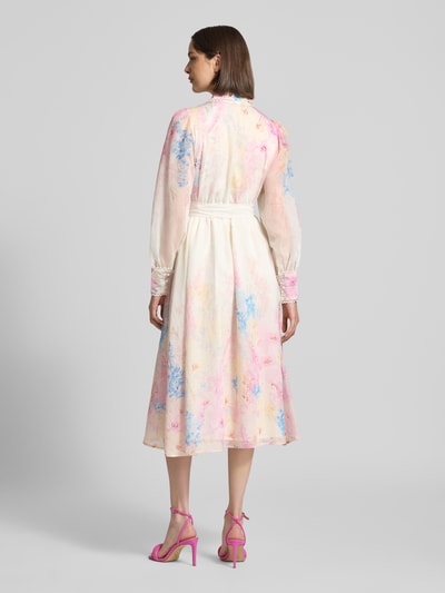 Frauenmodel trägt Midikleid aus Lyocell-Mix Modell 'Florence' von YAS mit floraler Allover-Print, Taillierter Passform, Umlegekragen, Langärmelig, Knopfleiste und integriertem Gürtel, Rückenlänge 123 cm, Brustweite 47 cm, Ärmellänge 65 cm, Farbverlauf in zarten Pastelltönen, fließende Stoffstruktur, Ganzkörperansicht Rückansicht.
