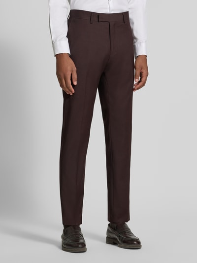 Männermodel trägt Straight Fit Hose mit Lanawoll-Anteil Modell 'Tenuta' von Tiger of Sweden in Dunkelbraun, Nahaufnahme Oberschenkel bis Füße, elastischer Material-Mix, sichtbare Bügelfalten, Haken- und Reißverschluss, moderner Look.