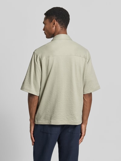 Männermodel trägt Regular Fit Freizeithemd mit verdecktem Reißverschluss von Lindbergh, helles Baumwoll-Mix-Material, Rückenansicht, Ganzkörperansicht Rückansicht.