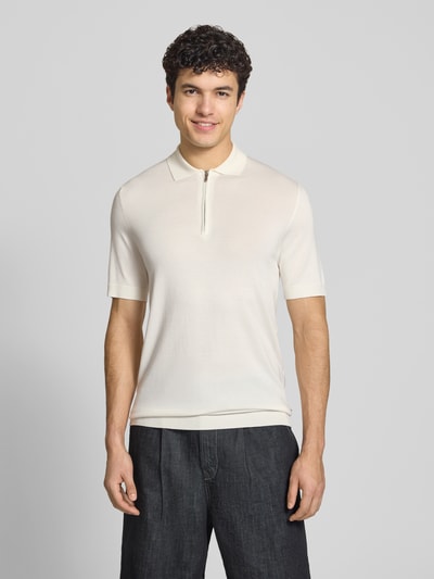 Männermodel trägt Regular Fit Poloshirt aus Viskose-Mix Modell 'WYLER' von Only & Sons, Optik: Unifarben, Feinstrick, Nahaufnahme Oberkörper.