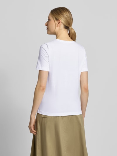Frauenmodel trägt T-Shirt mit Rundhalsausschnitt von Christian Berg Woman aus reiner Baumwolle, Regular Fit, weiße Farbe, Ganzkörperansicht Rückansicht.