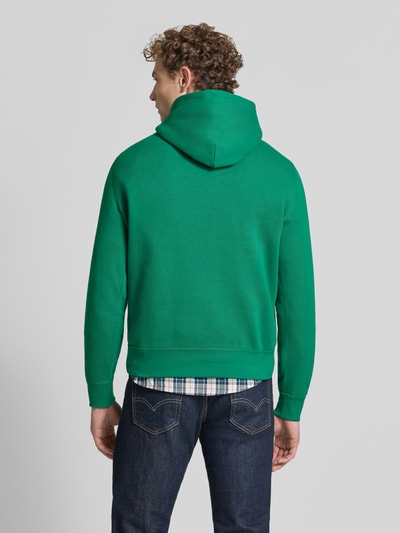 Männermodel trägt groene regular fit hoodie van katoenmix, donkere jeans, Regular Fit Hoodie aus Baumwoll-Mix van Polo Ralph Lauren, Ganzkörperansicht Rückansicht