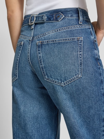 Kobiece model prezentuje Wide Leg Jeans im 5-Pocket-Design Modell 'INCH' od Topshop, mieszanka bawełny, krój wide fit, detal 5 kieszeni, zapięcie na guzik i zamek błyskawiczny, szerokość w rozmiarze 26/32: 37 cm, długość wewnętrzna nogawki: 78 cm, tekstura denimowa niebieska, detal kieszeni, zbliżenie tylnej części, detalaufnahme tył.