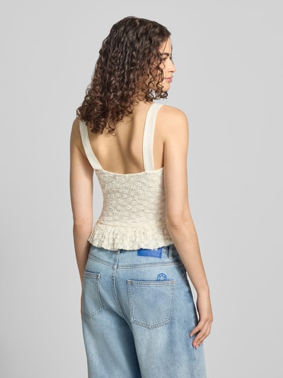 Frauenmodel trägt Slim Fit Top mit Allover-Spitzenbesatz und Zierschleife von Gina Tricot, Spaghettiträger, Rückenlänge 24 cm, Ganzkörperansicht Rückansicht.