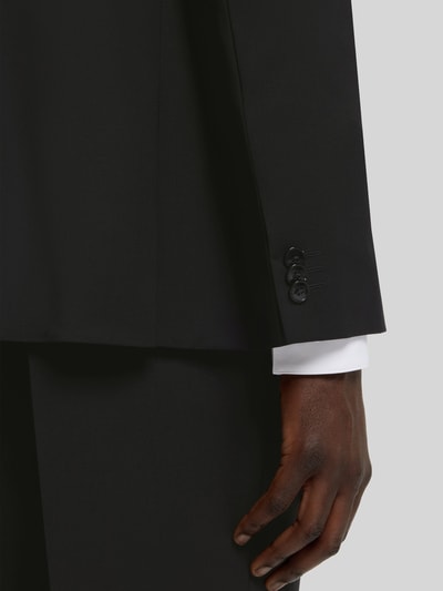 Männermodel trägt Slim Fit Anzugsakko aus Woll-Mix Modell 'ARTI' von HUGO in Melange-Optik, Ärmel mit Kissing Buttons, Detailaufnahme.