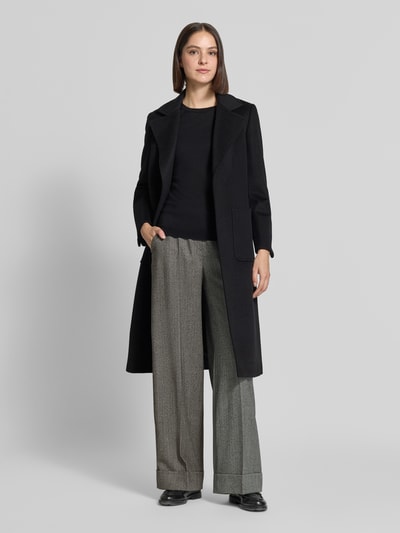 Frauenmodel trägt Wide Fit Hose mit Bügelfalten und Eingrifftaschen von windsor aus Baumwoll-Elasthan-Mix in Grau, Ganzkörperansicht von vorne.