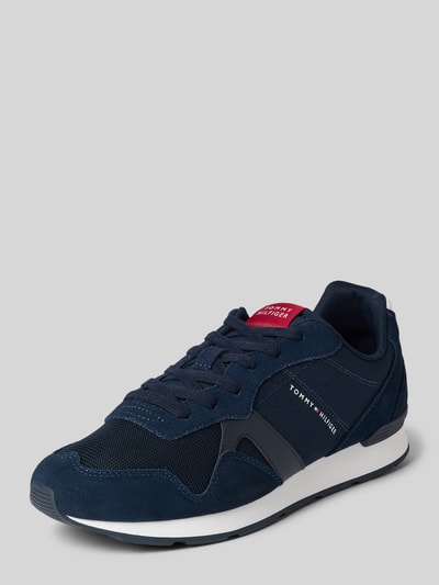 Produktfoto, Low Top Sneaker aus Leder-Mix Modell 'MAXLITE MIX' von Tommy Hilfiger in Dunkelblau mit rotem Label Print, Velours und Mesh, flacher Absatz, Schnürung, abgerundete Schuhspitze, profilierte Sohle