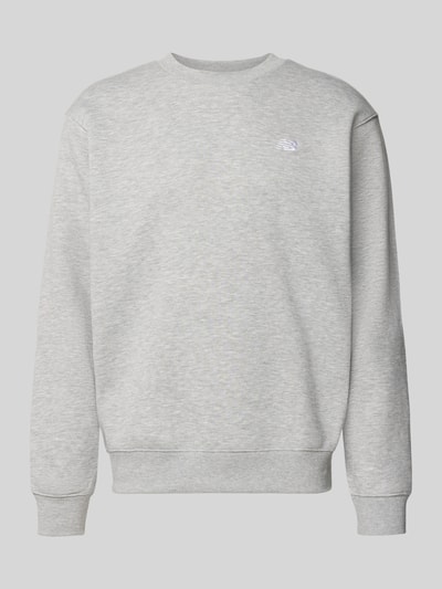 Produktfoto, Sweatshirt mit Rundhalsausschnitt und Label-Stitching von New Balance aus Baumwoll-Mix in Grau, Relaxed-Fit, für Herren.