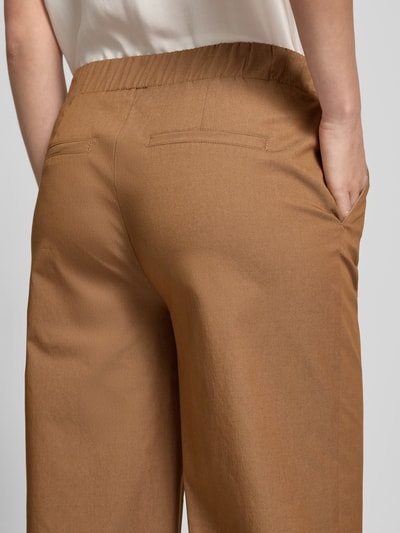 Vrouwenmodel draagt broek met elastische band, katoenmix met stretch, verkorte pasvorm, model 'Sarah' van monari, detailopname rug.