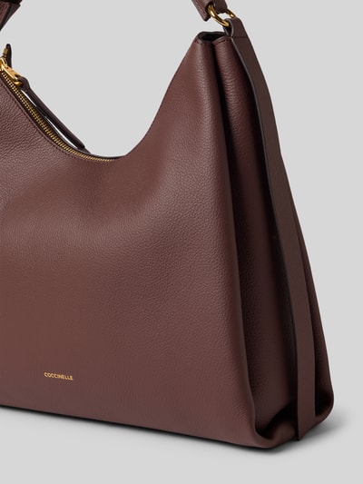 Produktfoto, torebka z naturalnej skóry Coccinelle Handtasche aus echtem Leder Modell 'BOHEME', główna przegroda z zamkiem błyskawicznym, kieszeń wewnętrzna zapinana na zamek błyskawiczny, przegródka wewnętrzna, detal z logo, szerokość w rozmiarze 1: 30 cm, długość w rozmiarze 1: 32 cm, głębokość w rozmiarze 1: 12 cm, długość paska na ramię w rozmiarze 1: 44 cm, brązowa, delikatna faktura skóry.