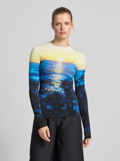 Frauenmodel trägt Slim Fit Longsleeve aus Viskose-Mix von Rabanne mit Allover-Foto-Print in Gelb und Blau, Rundhalsausschnitt, Ganzkörperansicht von vorne.