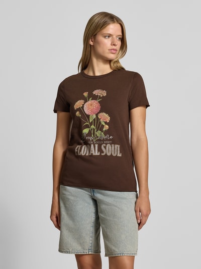 Frauenmodel trägt braunes Regular Fit T-Shirt aus reiner Baumwolle 'ONLLUCY' von ONLY mit Blumenprint, Damen T-Shirt, Ganzkörperansicht von vorne.
