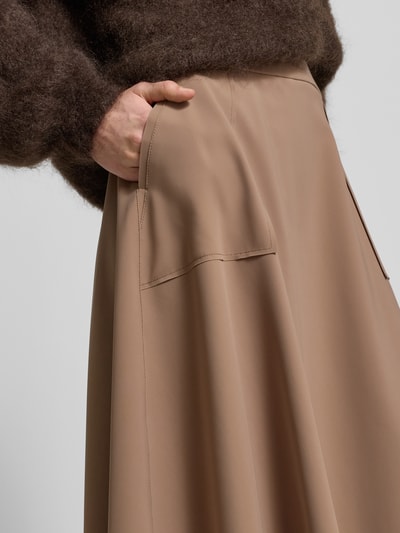 Frauenmodel trägt Midirock mit elastischem Bund Modell 'FENJA' von Raffaello Rossi in Beige, glattes Material, lockerer Schnitt, Nahaufnahme Oberkörper.
