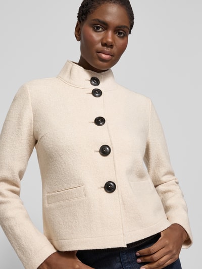 Vrouwenmodel draagt Regular Fit Blazer uit mix van viscose en wol van Betty Barclay, crème, opstaande kraag, steekzakken, knoopsluiting, nahaufnahme bovenlichaam.