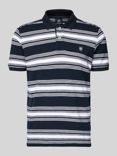 Produktfoto, Regular Fit Poloshirt mit Label-Patch von Lerros in Dunkelblau mit weißen Streifen, Reine Baumwolle, Polokragen, kurze Knopfleiste, Rückenlänge bei Größe M 69 cm.