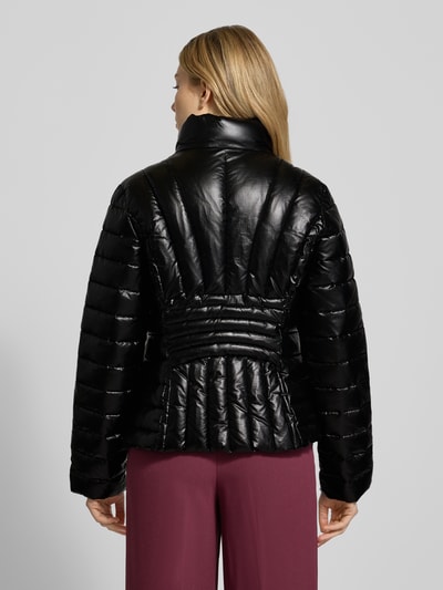 Frauenmodel trägt Steppjacke mit Stehkragen von ARMANI EXCHANGE in Schwarz, Regular-Fit, Reißverschluss, Rückenlänge 58 cm, Ganzkörperansicht Rückansicht.