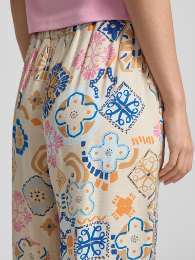Frauenmodel trägt Wide Fit Stoffhose aus Viskose-Mix Modell 'Lancie' von ICHI mit floralem Allover-Print, Nahaufnahme Oberkörper