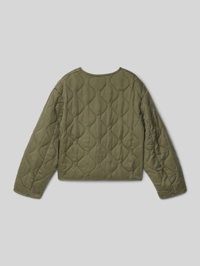 Produktfoto, olivgrüne Regular Fit Jacke aus reinem Lyocell Modell 'Paris' von Mango mit Steppmuster, sichtbar aufgesetzte Taschen, strukturierte Oberfläche