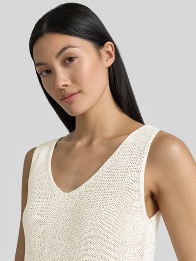 Frauenmodel trägt Regular Fit Top in Strick-Optik von s.Oliver BLACK LABEL in Creme mit grober Textur, Nahaufnahme Oberkörper.
