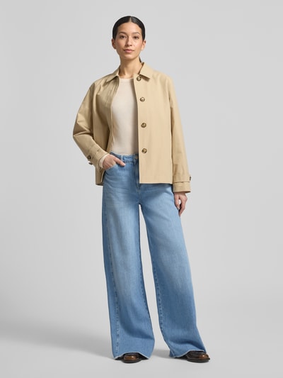 Vrouwenmodel draagt Wide Leg Jeans met fransen model 'SENA' van Raffaello Rossi, lichtblauw katoen-lyocell, five-pocket, full body frontaanzicht.