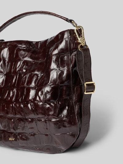 Produktfoto, Crossbody Bag mit Steppnähten Modell 'MIA' van Abro in donkerbruin met krokodillenlook, goudkleurig labeldetail, Hoofdvak met ritssluiting, Afneembare schouderband, kort draagband, binnenvak met rits, Breedte 40 cm, Lengte 35 cm, Diepte 10 cm, schouderbandlengte 120 cm