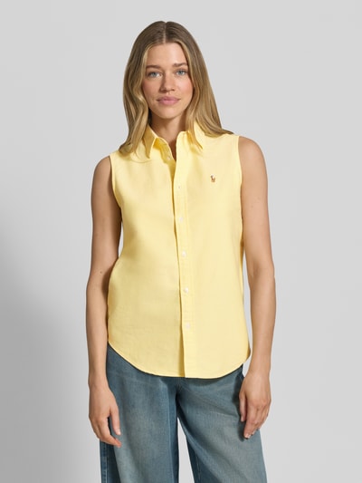 Frauenmodel trägt Relaxed Fit Hemdbluse aus reiner Baumwolle von Polo Ralph Lauren in Optik: Unifarben, Ärmel: Ohne, Materialverarbeitung: Oxford, Logo-Stitching, Hemdkragen, einreihige Knopfleiste, V-Ausschnitt, Ganzkörperansicht von vorne.