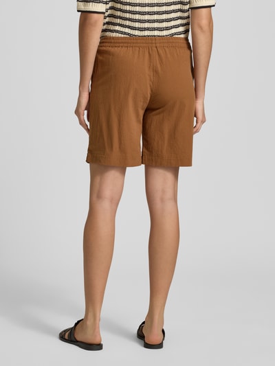 Frauenmodel trägt Shorts mit elastischem Bund Modell 'Cissie' von Soyaconcept in Braun aus Reine Baumwolle, Regular-Fit, Ganzkörperansicht Rückansicht.