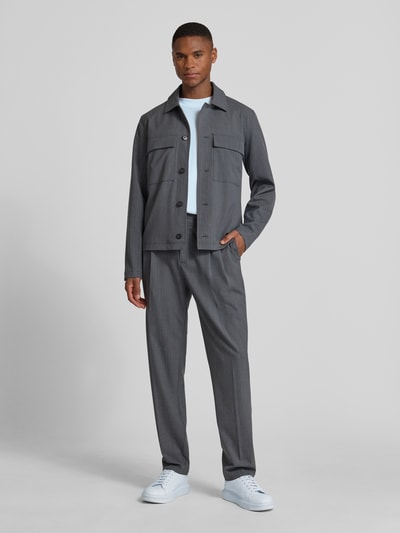 Männermodel trägt Straight Fit Stoffhose mit Bügelfalten Modell 'Marc' von Casual Friday, Elastischer-Material-Mix mit Viskose-Anteil, Ganzkörperansicht von vorne.