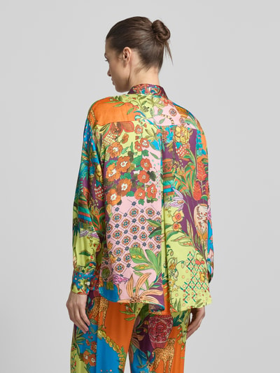 Frauenmodel trägt Relaxed Fit Hemdbluse aus reiner Viskose von Liu Jo White mit floralem Allover-Print, bunte Farben, Ganzkörperansicht Rückansicht.