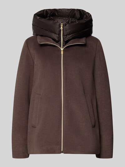 Produktfoto, braune Regular Fit Jacke mit Viskose-Anteil Modell 'SORRISO' von EMME, glatte Struktur, goldener Reißverschluss, Kapuze, neutrale Farben, Damen Jacke Kontext integriert