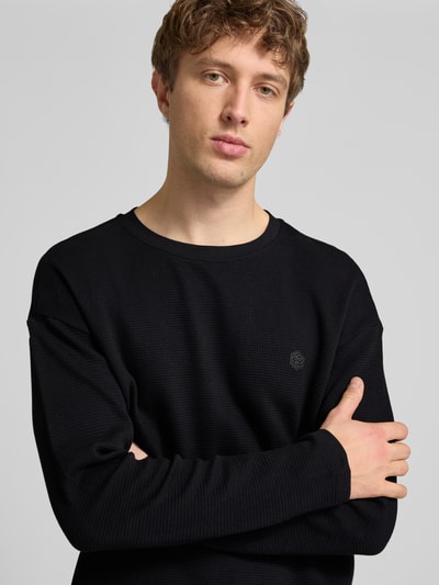Männermodel trägt Herren Longsleeve aus Reine Baumwolle Modell 'FILLIP' von Blend, Gerader-Schnitt, Rundhalsausschnitt, Label-Detail, Nahaufnahme Oberkörper. Rückenlänge bei Größe M: 70 cm.