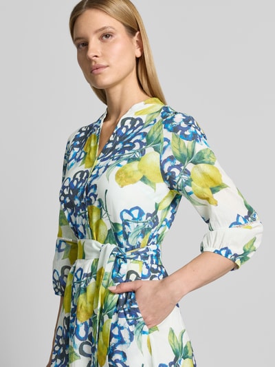 Kobiece model nosi sukienkę midi z kołnierzem z lamówką i listwą guzikową 'Midikleid mit Tunikakragen und Knopfleiste' von More & More z bawełny, linia a, wzór na całej powierzchni, rękaw o dł. 3/4, długość tyłu w rozmiarze 36: 114 cm, szerokość w rozmiarze 36: 44 cm, długość rękawów w rozmiarze 36: 50 cm, całkowite ujęcie z przodu.