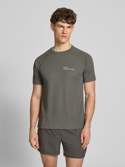 Männermodel trägt Herren T-Shirt mit Label-Print Modell 'SORONA' von HALO in Oliv, Regular-Fit, Struktur, Rundhalsausschnitt, Ganzkörperansicht von vorne. Rückenlänge bei Größe M: 69 cm.
