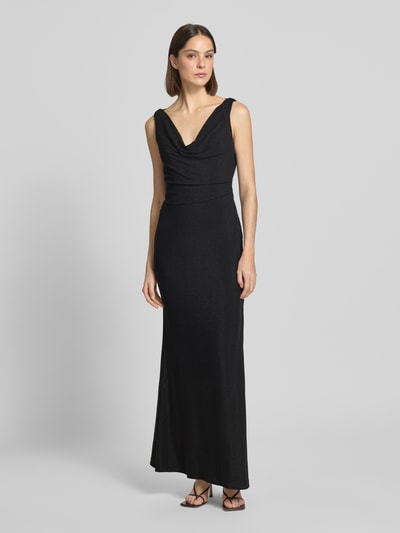 Modelka kobieca ma na sobie 'Abendkleid mit Wasserfall-Ausschnitt' od Laona, krój slim fit, długie, czarne maxi z marszczeniami, widok całej sylwetki z przodu.