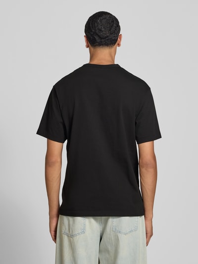 Männermodel trägt Regular Fit T-Shirt aus reiner katoen van Kenzo, zwart, labelprint, korte mouw, ruglengte maat M 69 cm, Ganzkörperansicht Rückansicht.