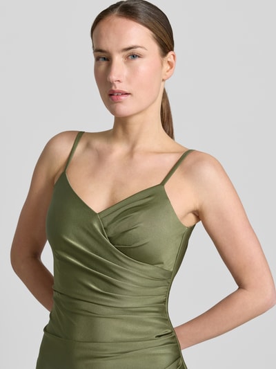 Frauenmodel trägt Cocktailkleid mit Spaghettiträgern und V-Ausschnitt von TROYDEN COLLECTION aus Satin, Körpernaher-Schnitt, Nahaufnahme Oberkörper.
