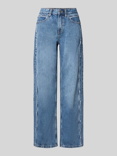 Produktfoto, Wide Leg Jeans mit Fransennähten von Gina Tricot aus czystej bawełny, krój wide fit, szerokość w rozmiarze 38: 39 cm, długość nogawki od wewnątrz: 77 cm, boczne kieszenie, kieszenie z tyłu, zapięcie na guzik i zamek, niebieski denim, widoczna tekstura oraz przeszycia.