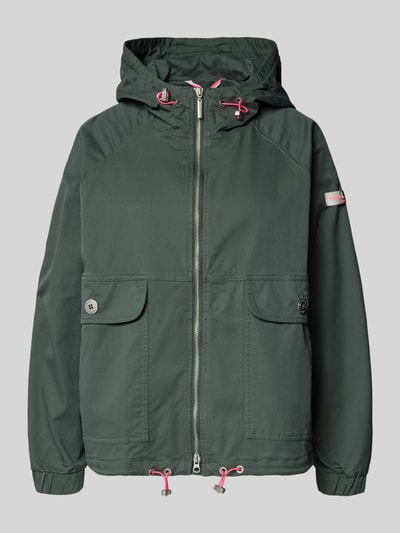 Produktfoto, Jacke mit Zweiwege-Reißverschluss Modell 'DOLORES NEO' von Frieda & Freddies w zielonym kolorze, bawełniana faktura, prosty krój, kaptur z regulacją, patki z guzikami, elastyczne mankiety, regulowany dół, szerokość w rozmiarze 36: 50 cm