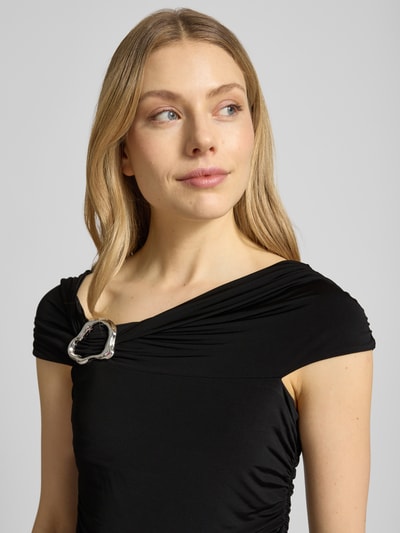 Frauenmodel trägt Damen T-Shirt mit Drapierungen Modell 'laily' von Gestuz, Viskose-Elasthan-Mix, Slim-Fit, Off-Shoulder-Look, Nahaufnahme Oberkörper.