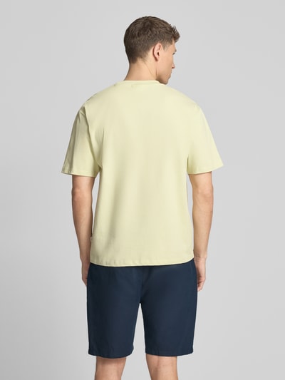 Männermodel trägt Oversized T-Shirt mit Rundhalsausschnitt von Lindbergh aus Reine Baumwolle, Label-Detail, Rückenlänge 70 cm, Ganzkörperansicht Rückansicht.