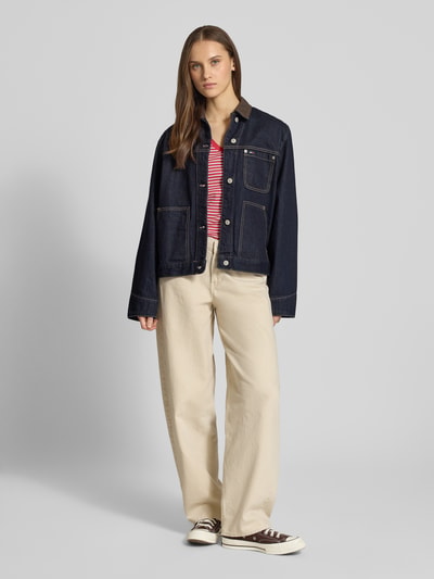 Modelka nosi T-Shirt mit V-Ausschnitt und Label-Stitching von Levi's®, czysta bawełna, krój regular fit, widok całej sylwetki z przodu.