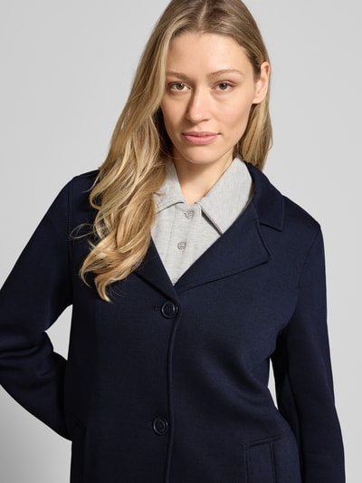 Frauenmodel trägt Regular Fit Kurzmantel mit Kapuze von s.Oliver RED LABEL, Optik: Unifarben, Langarm, Reverskragen, Materialverarbeitung: Scuba, Nahaufnahme Oberkörper