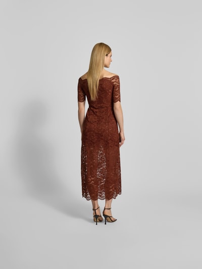 Frauenmodel trägt Maxikleid aus floraler Spitze von Rabanne in Braun, Elastischer-Material-Mix, taillierte Passform, schulterfrei, kurzärmelig, Raffungen, florale Spitze mit transparenter Textur, Gesamtlänge 131 cm, Brustweite 40 cm, Ärmellänge 19 cm, Ganzkörperansicht Rückansicht.