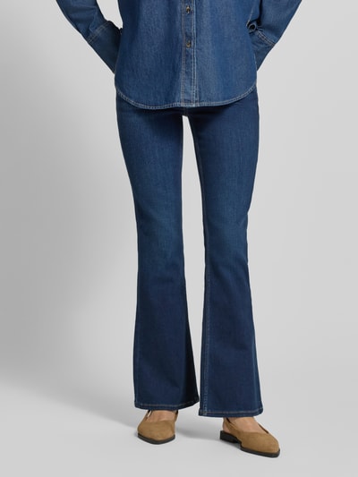 Frauenmodel trägt Slim Fit Bootcut Jeans aus Baumwoll-Mix Modell 'PIMLICO' von Pepe Jeans, Denim-Optik, Low-Waist, Label-Patch, Label-Prägung, Gürtelschlaufen, Knopf und verdeckter Reißverschluss, 5-Pocket-Design, Twill Materialverarbeitung, Ganzkörperansicht von vorne.