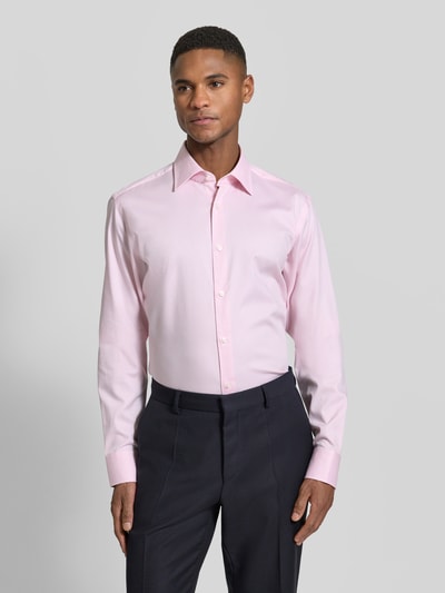Männermodel trägt Regular Fit Freizeithemd aus Baumwoll-Mix Modell 'H-JOE-K-C1-261' von BOSS, hellrosa, Popeline, Ganzkörperansicht von vorne.