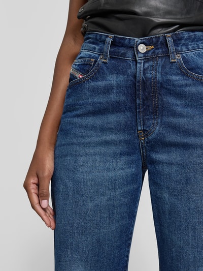Frauenmodel trägt Loose Fit Jeans mit 5-Pocket-Design von Diesel, Reine Baumwolle, Gerader Schnitt, Label-Detail, Nahaufnahme Oberkörper.