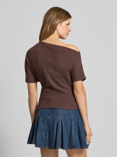 Gina Tricot Regular Fit T-Shirt im asymmetrischen Design Schoko 5