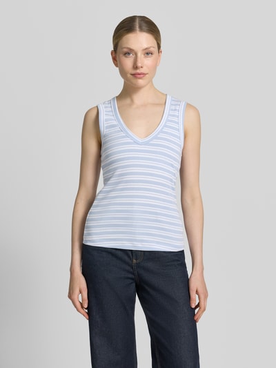 Frauenmodel trägt Slim Fit Top mit V-Ausschnitt Modell 'Elle' von MOS MOSH aus Reine Baumwolle in Blau-Weiß, Ganzkörperansicht von vorne. Rückenlänge bei Größe S: 58 cm.